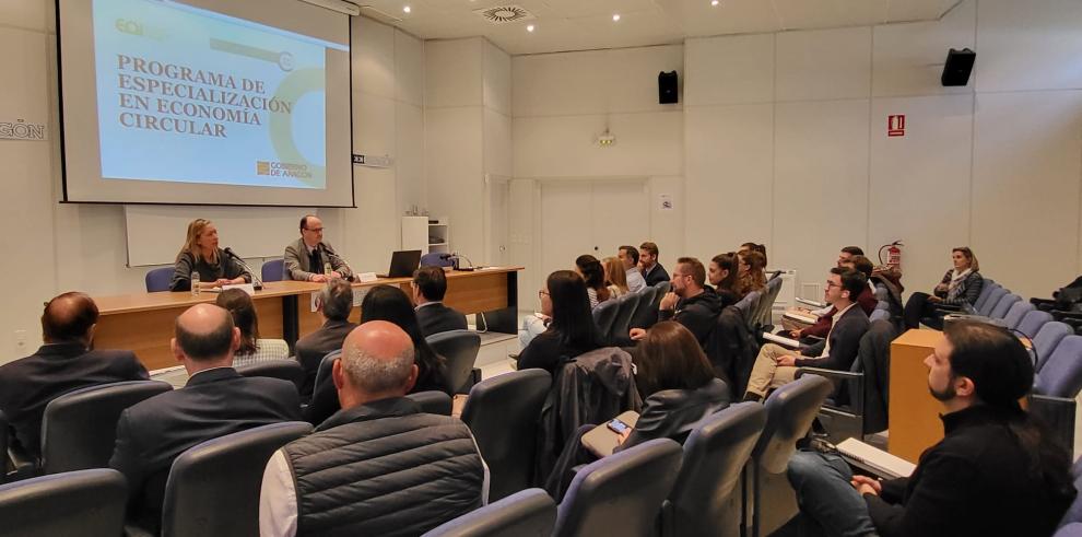 Marta Gastón y José Ignacio Díaz en el inicio del III Curso de Experto de Economía Circular