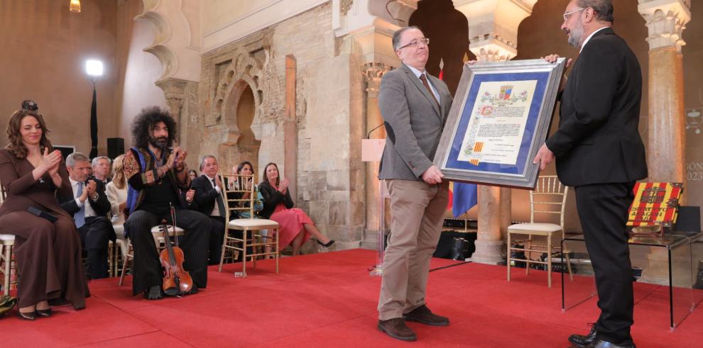 El presidente Javier Lambán entrega el Premio Aragón 2023 al director de la Revista Turia, Raúl Carlos Maicas