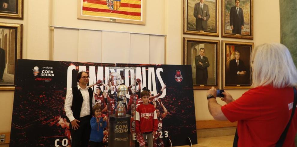 Los aragoneses se fotografían con la Copa de la Reina conquistada por el equipo femenino de baloncesto del Casademont Zaragoza