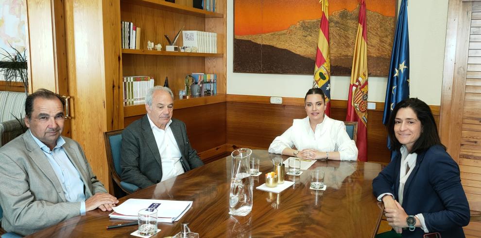 La consejera se ha reunido con CEOE y Directivas de Aragón.