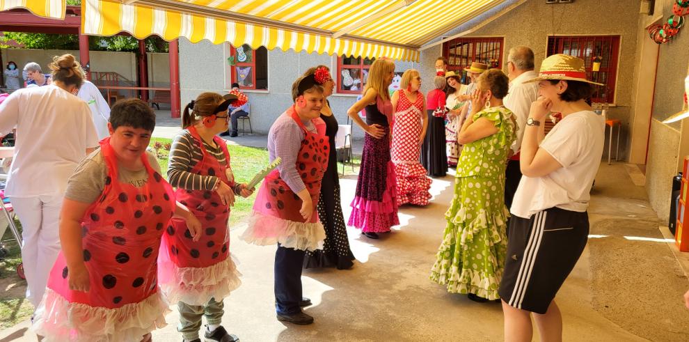 Usuarios del CAMP-CADI y del Hogar de Mayores de Valdefierro han compartido una mañana de fiesta