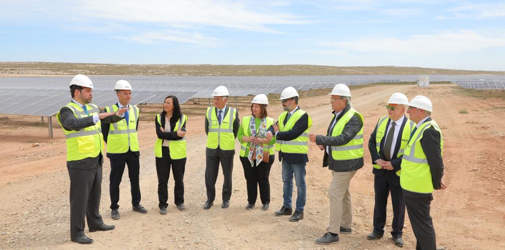 Lambán visita a la planta fotovoltaica y los regadíos de Fuentes de Ebro