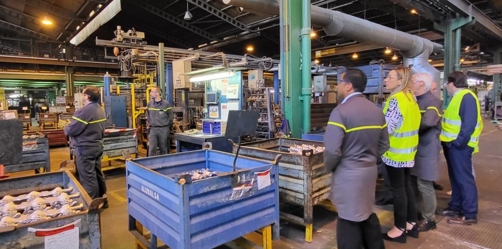 Visita de la consejera Marta Gastón a la planta de Linamar en Zaragoza
