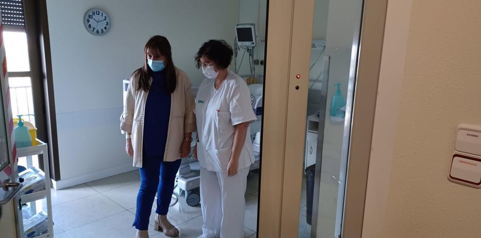 La consejera visita una de las habitaciones junto a la especialista en Medicina Interna, Esther del Corral.