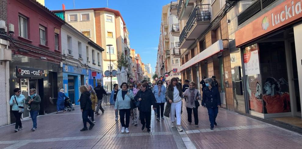 La consejera durante su paseo esta mañana
