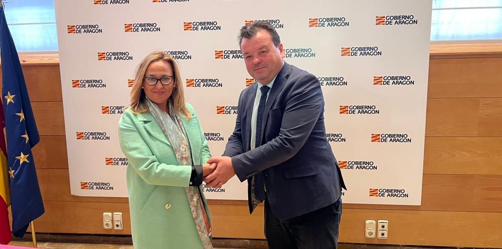 La consejera Mayte Pérez y el presidente de la FAMCP, Luis Zubieta, tras la firma de los dos convenios