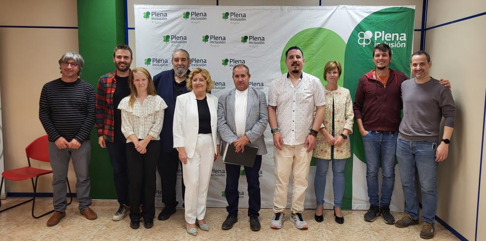 Broto y Noelia Carbó, junto a responsables y técnicos de Plena Inclusión, del IASS y David López, usuario de la entidad