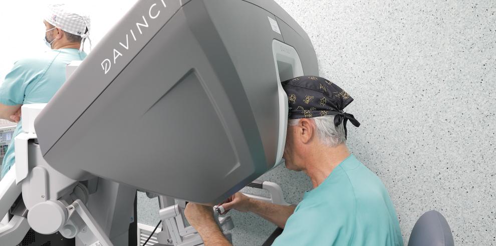 La primera intervención con cirugía robótica en Aragón que se ha realizado en el Servet.