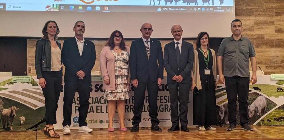 Lucía Soriano, directora gerente del CITA, Jesús Val de la Estación Experimental Aula Dei, María Jesús Lázaro, delegada del CSIC en Aragón, Raúl Compés, director CIHEAM Zaragoza, Badi Besbes, jefe de la Rama de Genética y Producción Animal de la FAO, Albi