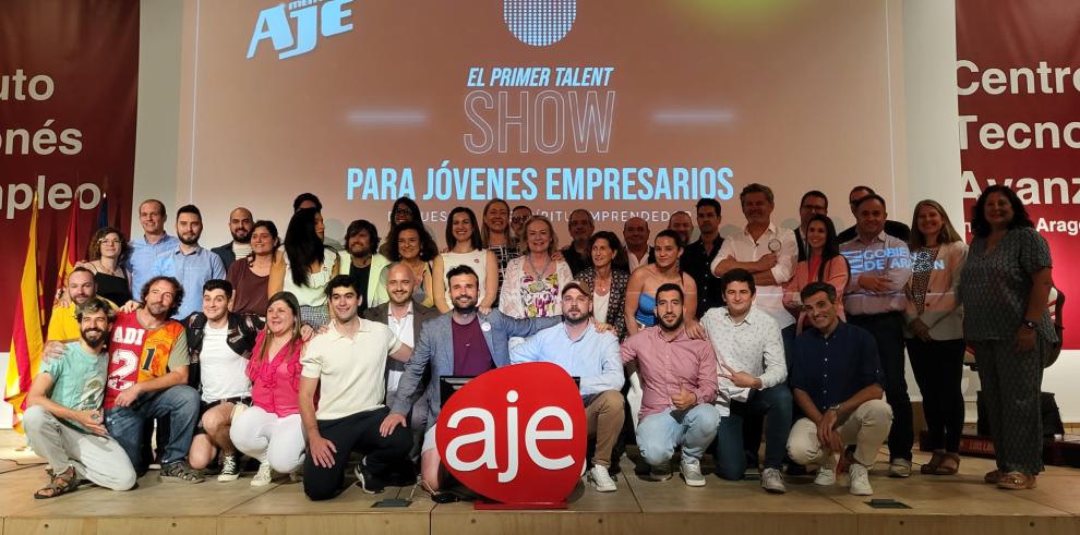 Foto de familia de los participantes en el programa MentorizAJE, que ha contado con la presencia de Marta Gastón