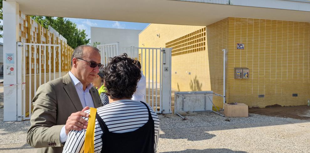 El consejero de Educación, Felipe Faci, ha visitado el CEIP María Zambrano para conocer los daños sufridos por la tormenta de ayer