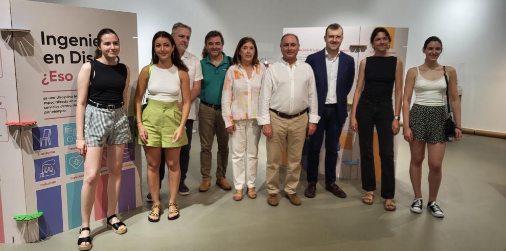 Responsables de Consumo y la Universidad de Zaragoza, junto a algunos de los alumnos que participan en la exposición