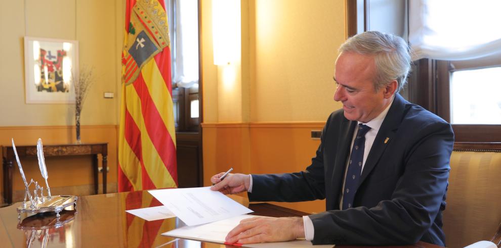 El Presidente de Aragón, Jorge Azcón, accede a su despacho en el edificio Pignatelli