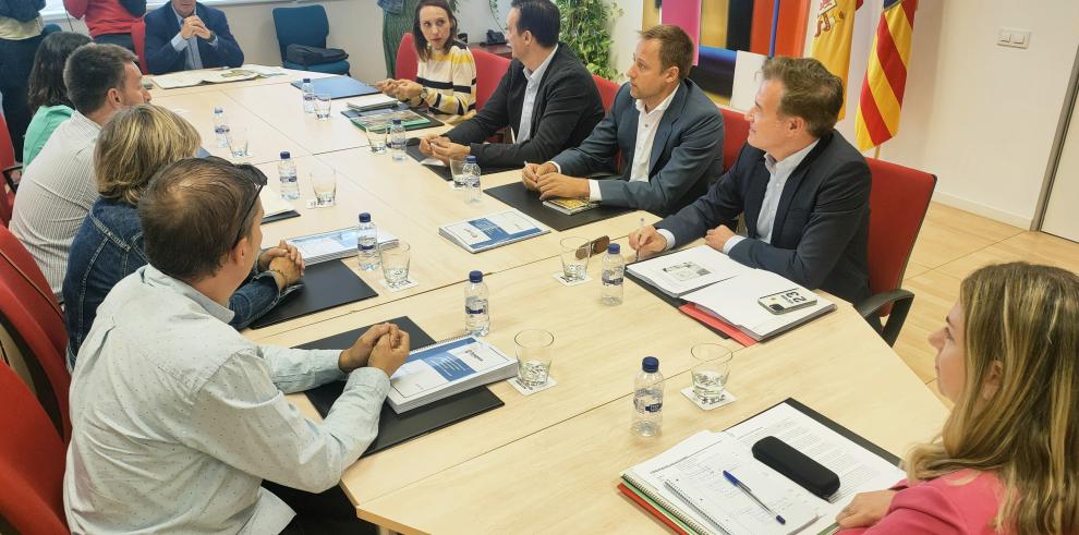 La consejera y el concejal se han reunido hoy con las familias y el equipo directivo del centro.