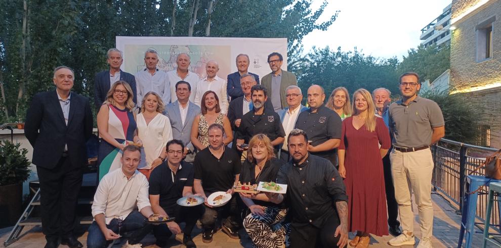 El consejero de Medio Ambiente y Turismo, en la presentación de GastroTapas, junto a patrocinadores y participantes.