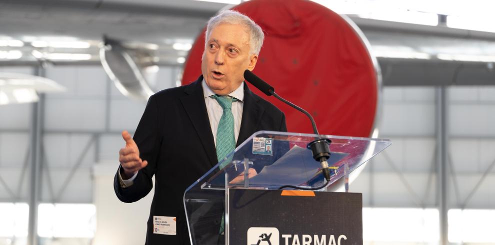 El consejero de Fomento, Vivienda, Movilidad y Logística del Gobierno de Aragón, Octavio López, y el titular de las áreas de Medio Ambiente y Turismo, Manolo Blasco, visitan las instalaciones de Tarmac Aragón