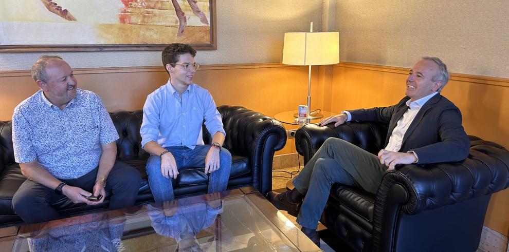 El presidente del Gobierno, Jorge Azcón, departe con Jorge Casanova y su padre.