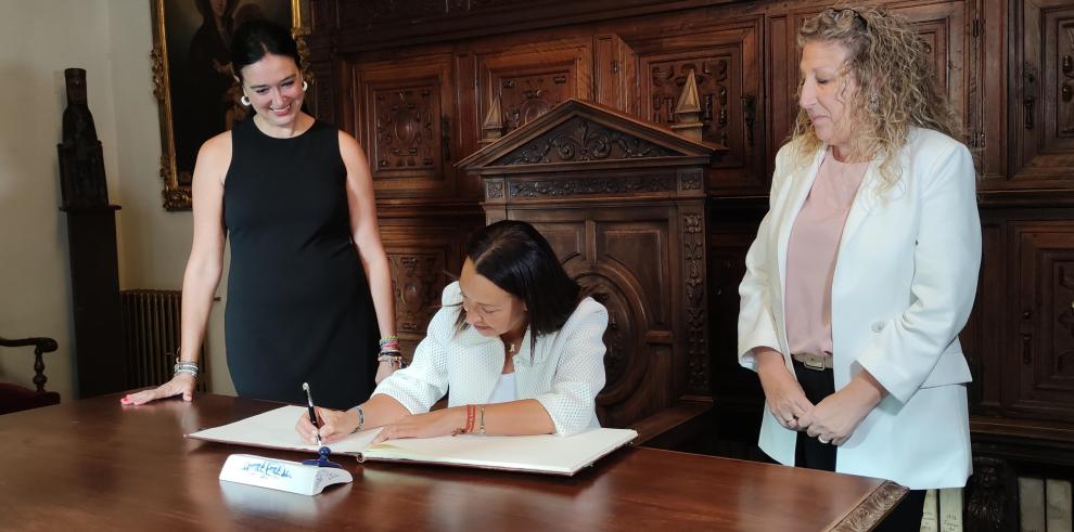 La consejera Susín ha firmado el Libro de Oro de la ciudad de Huesca, bajo la mirada de la alcaldesa Orduna y la concejala Oliván