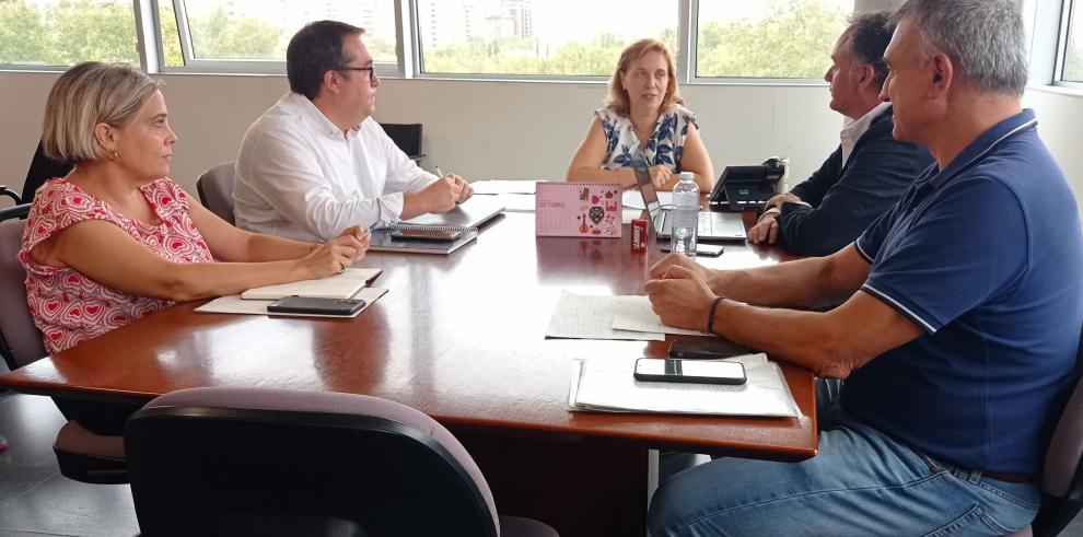 La directora general Nuria Gayán, al fondo, con el alcalde Tarazona, Tono Jaray, a su izqda., y técnicos de Salud Pública y del Ayuntamiento.