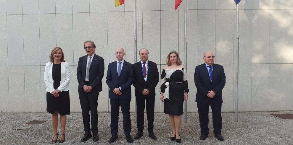 La consejera de Educación, junto a Pilar Alegría, ministra de Educación en funciones; Joan Subirats, ministro de Universidades en funciones; Fernando Beltrán, delegado del Gobierno en Aragón; José Manuel Bar Cendón, secretario de estado de Educación y Jos