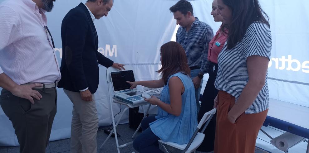 El consejero de Sanidad, José Luis Bancalero Flores, visita la carpa instalada por la Sociedad Aragonesa de Angiología y Cirugía Vascular para la detección de aneurismas de aorta abdominal.