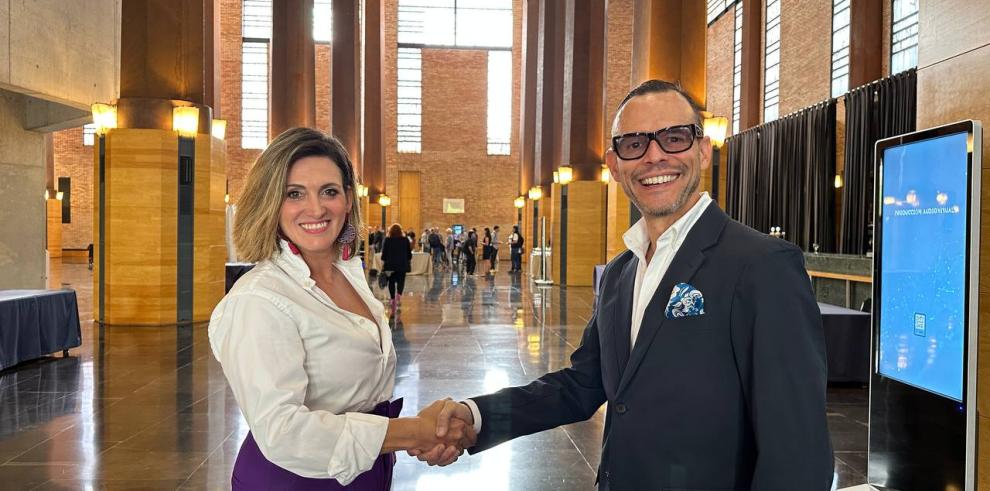 Pedro Olloqui y Adriana Oliveros, en las jornadas del Clúster Audiovisual de Aragón en el Auditorio de Zaragoza