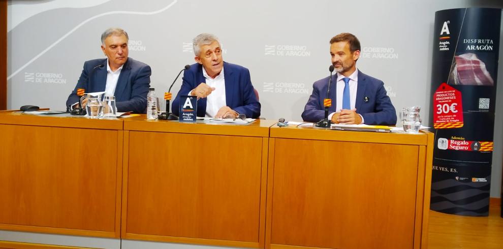 El Consejero de Agricultura y el Director General de Calidad y Promoción Alimentaría en la rueda de prensa de presentación de la campaña de promoción de los Alimentos Nobles de Aragón, junto al presidente de la AIAA