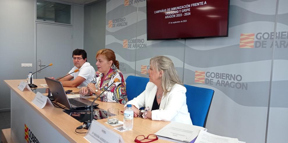 La directora general de Salud Pública, Nuria Gayán; la jefe de servicio de Prevención y promoción de la Salud, Begoña Adiego, y el coordinador de programas de inmunización, Manuel Méndez, en la rueda de prensa que han ofrecido sobre las campañas de vacuna