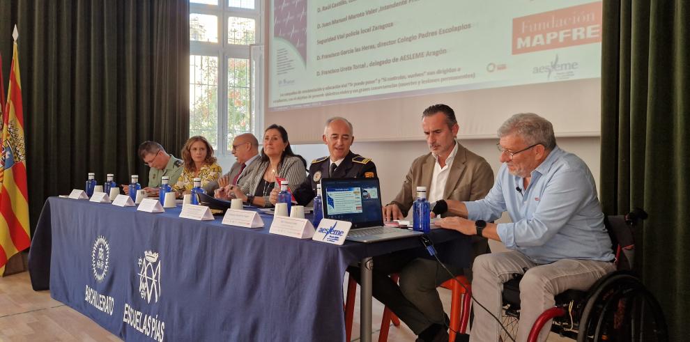 La directora general de Política Educativa del departamento de Educación, Ciencia y Universidades, Ana Moracho -segunda por la izquierda-, en la presentación de una campaña de educación vial en el colegio Escolapios de Zaragoza.