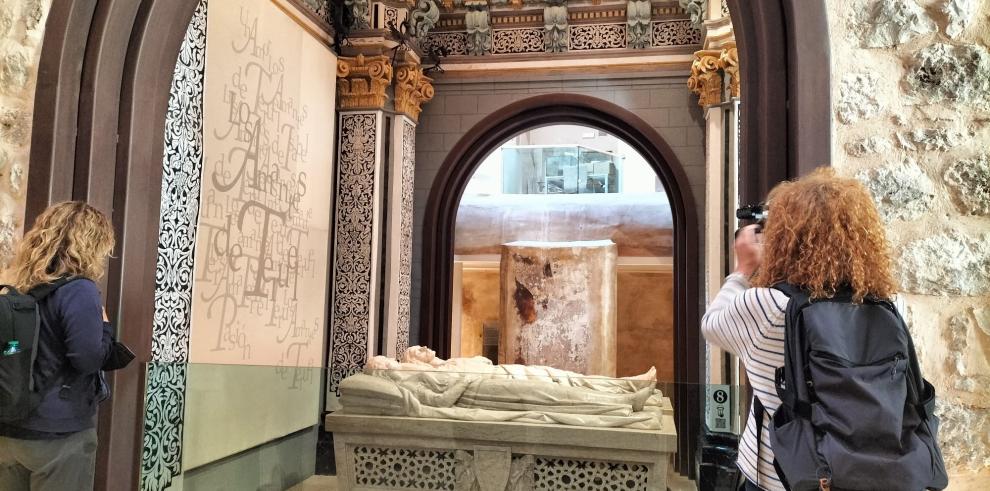 Las periodistas, en el Mausoleo de los Amantes.