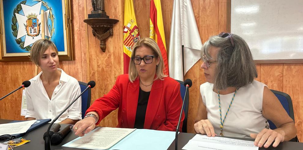 Estíbaliz Tolosa, en el centro, con Concha Gómez, presidenta del Colegio Oficial de Enfermería de Teruel, y Marta Blasco, presidenta de la Subcomisión de Enfermería de la Unidad Docente de Atención Familiar y Comunitaria de Alcañiz.