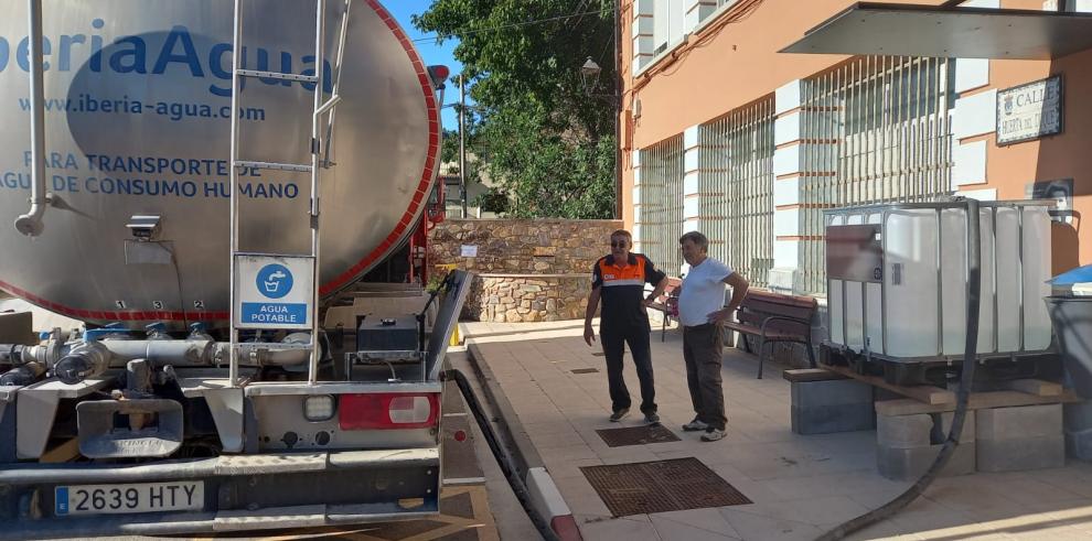 Cada depósito tiene 1.000 litros de capacidad. En la imagen, el llenado de uno de ellos