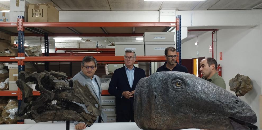 Blasco, delante del cráneo de iguanodontio que se muestra por primera vez.