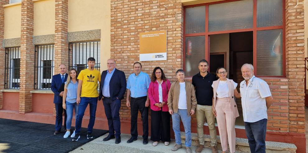 El director general de Personal del departamento de Educación, Ciencia y Universidades, José María Cabello y el director del servicio provincial de Educación de Teruel, José Luis Castán, de visita en el colegio de Alacón.