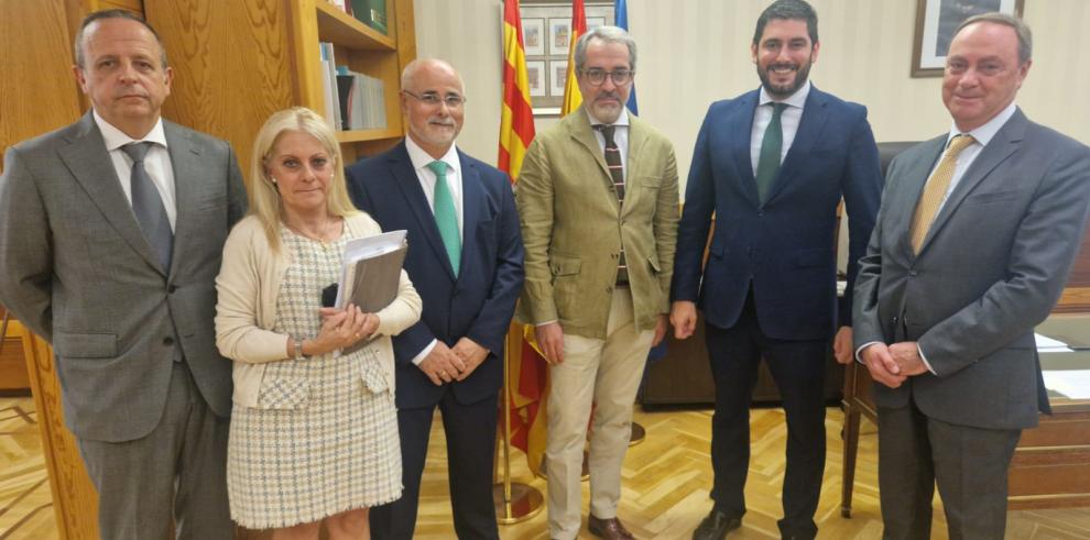 El vicepresidente Nolasco y la directora general de Justicia, Esmeralda Pastor; junto a representantes del REICAZ y del Colegio de Procuradores