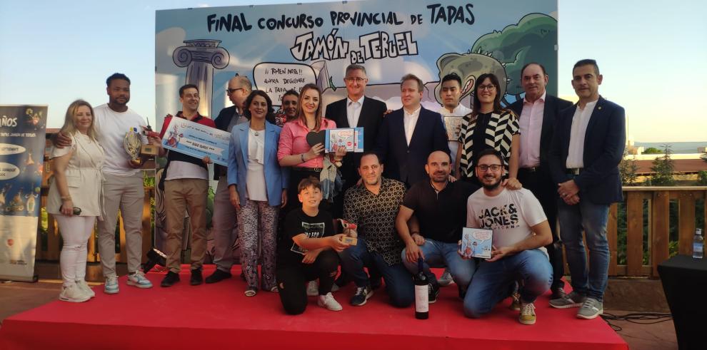 Blasco, junto a los ganadores y organizadores del certamen.