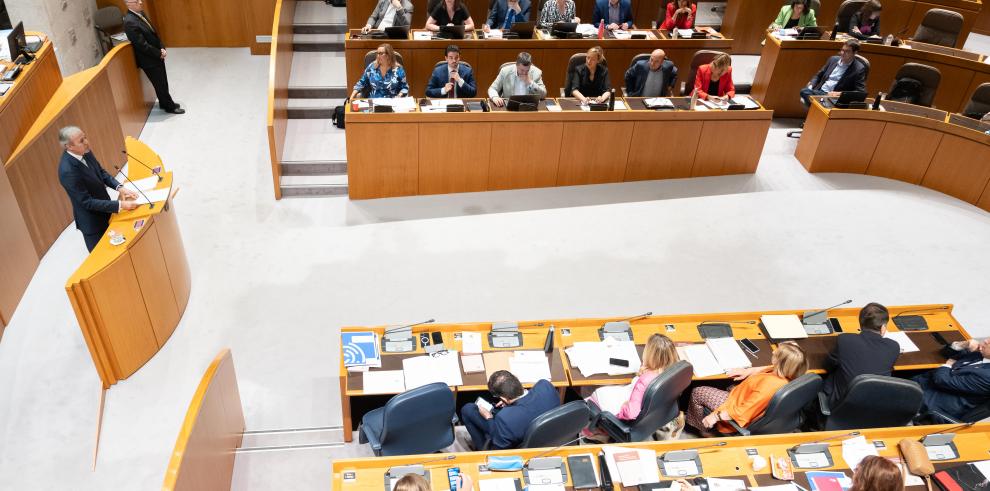 Jorge Azcón comparece a petición propia en el pleno de las Cortes de Aragón.