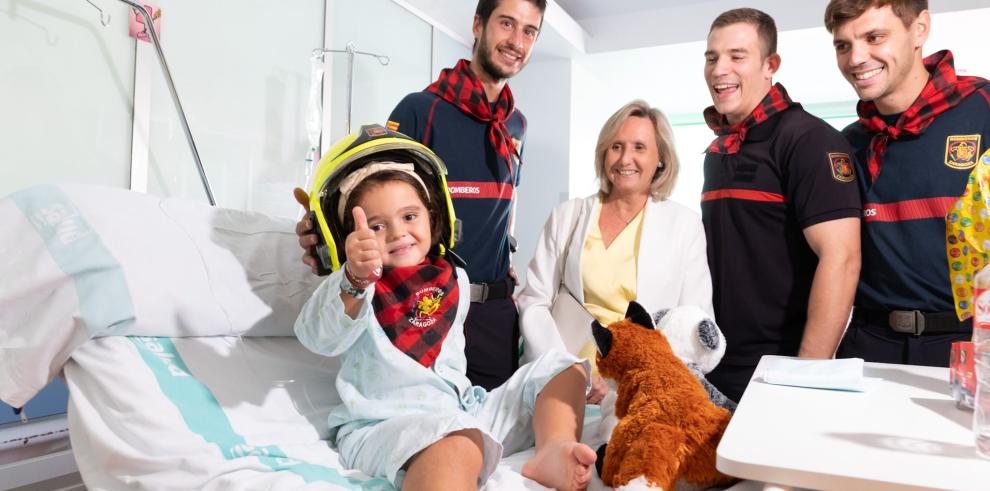 La gerente del SALUD, Ana Castillo, y bomberos de Zaragoza visitan a los niños ingresados