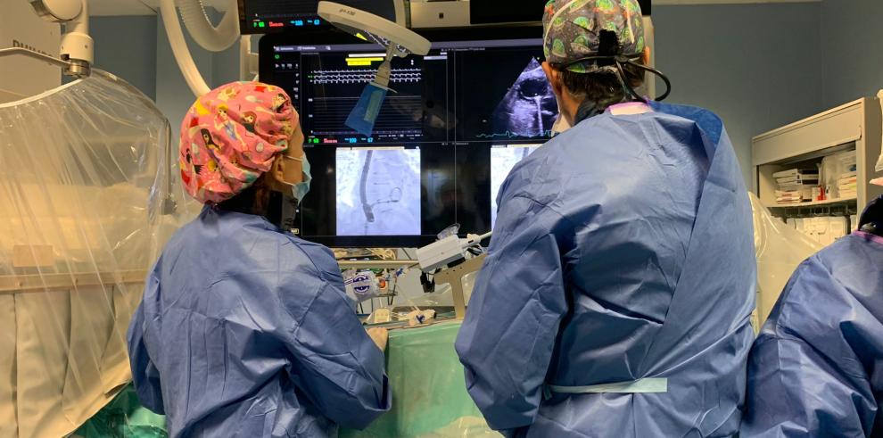 Los cardiólogos intervencionistas durante un momento de la implantación del triclip en una de las salas de Hemodinámica del Serve