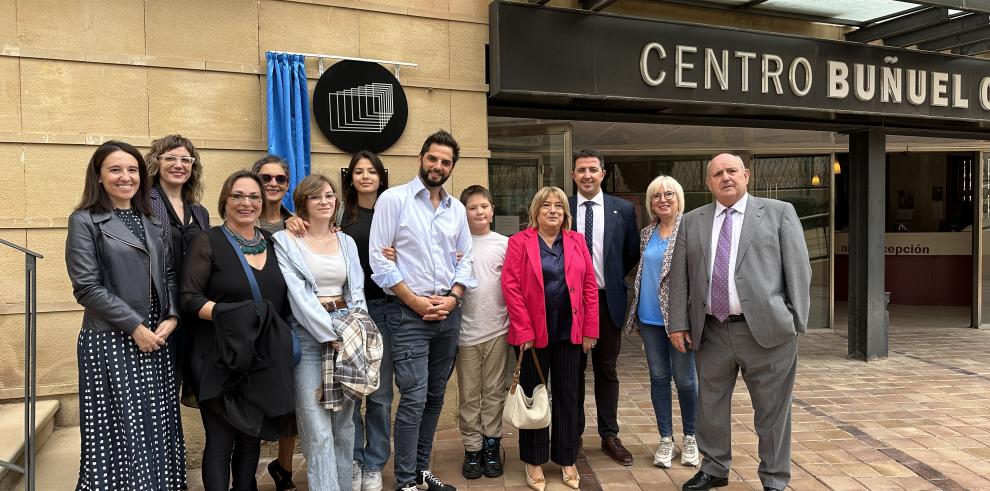 La consejera de Presidencia, Interior y Cultura, junto a miembros de la corporación municipal, del Centro Buñuel Calanda y la familia del director Luis Buñuel, hoy en Calanda.