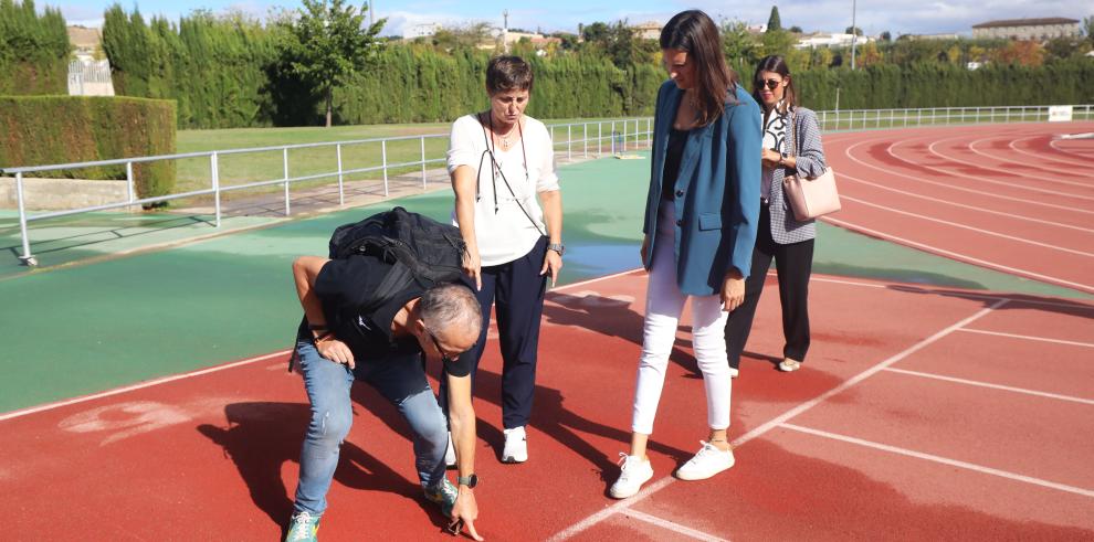 La directora general de Deporte, Cristina García, y el presidente de la federacón de atletismo, Alberto Pallarés, comprueban el mal estado de las pistas.