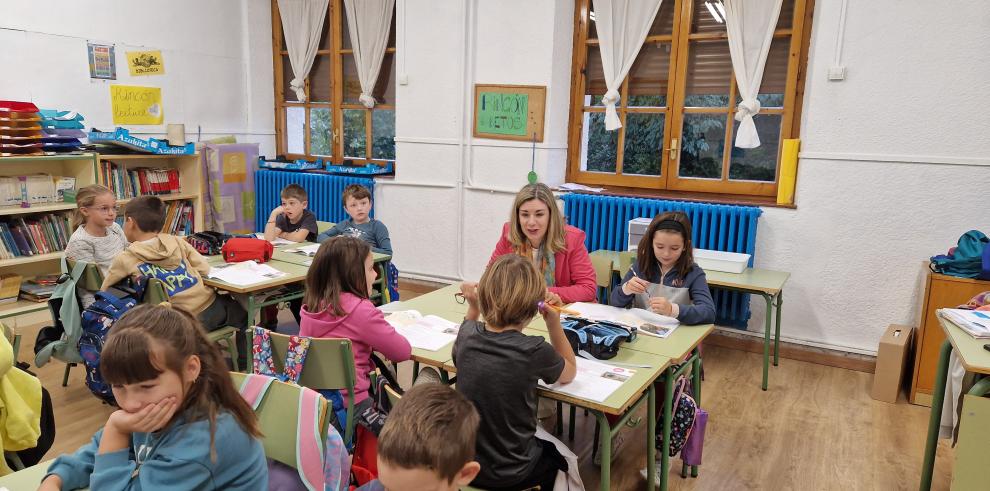 Claudia Pérez Forniés visita la ampliación del CRA Alto Gállego de Biescas, acompañada de la alcaldesa de la localidad, Nuria Pargada, y del equipo directivo del centro.