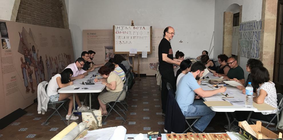 El taller de caligrafía jeroglífica forma parte de los actos del 150 aniversario del Museo de Huesca.