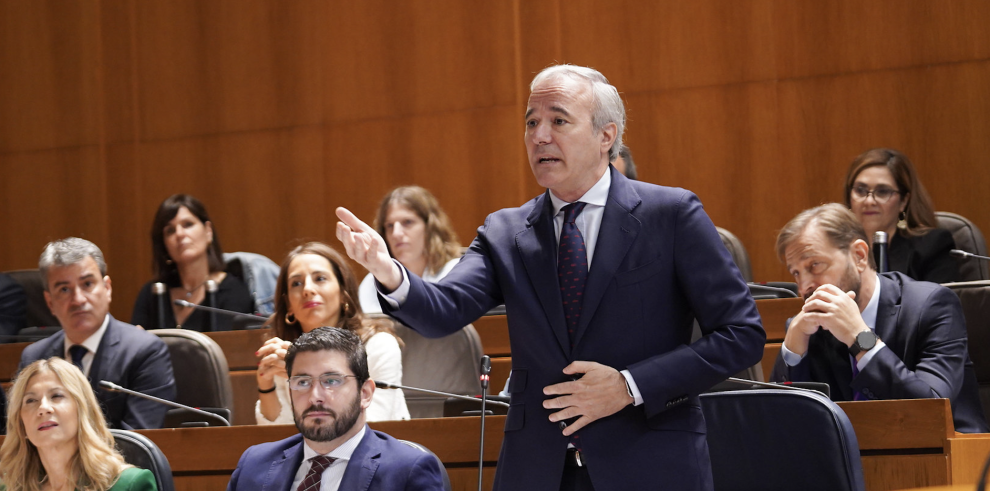El presidente de Aragón, Jorge Azcón, en la sesión plenaria de este viernes.