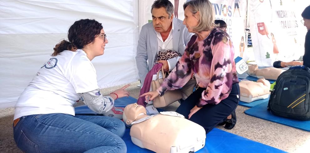 La gerente del Salud, Ana Castillo, sigue las explicaciones de una intensivista del Hospital Nuestra Señora de Gracia sobre la reanimación cardiaca