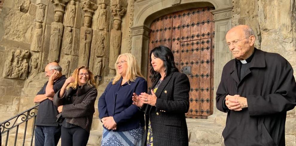 La directora general de Patrimonio Cultural, Gloria Pérez, en la Iglesia de San Esteban junto a la alcaldesa de Sos, María José Navarro, los representantes de la empresa Artyco, Fernando Guerra y Pilar de Hoyos, y el párroco de Sos, Máximo Garcés.