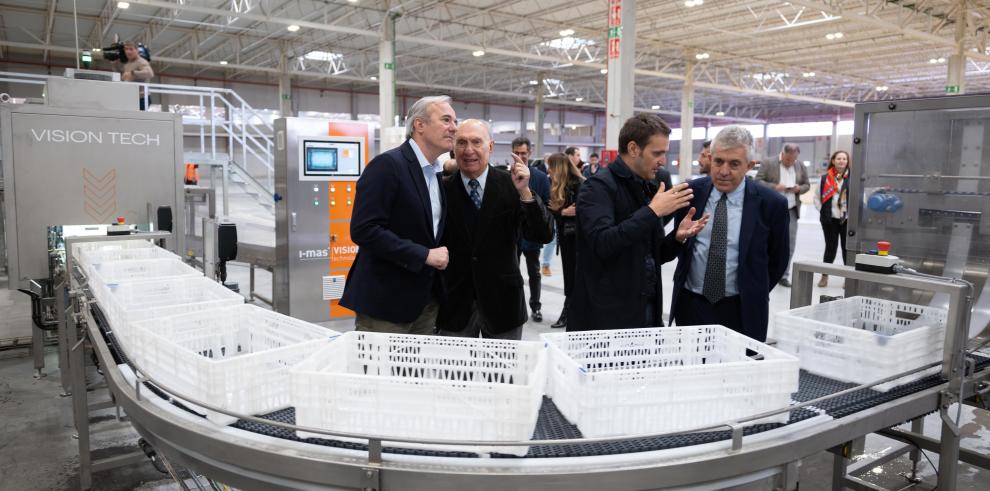 El presidente de Aragón visita el centro logístico del grupo BonÀrea en Épila
