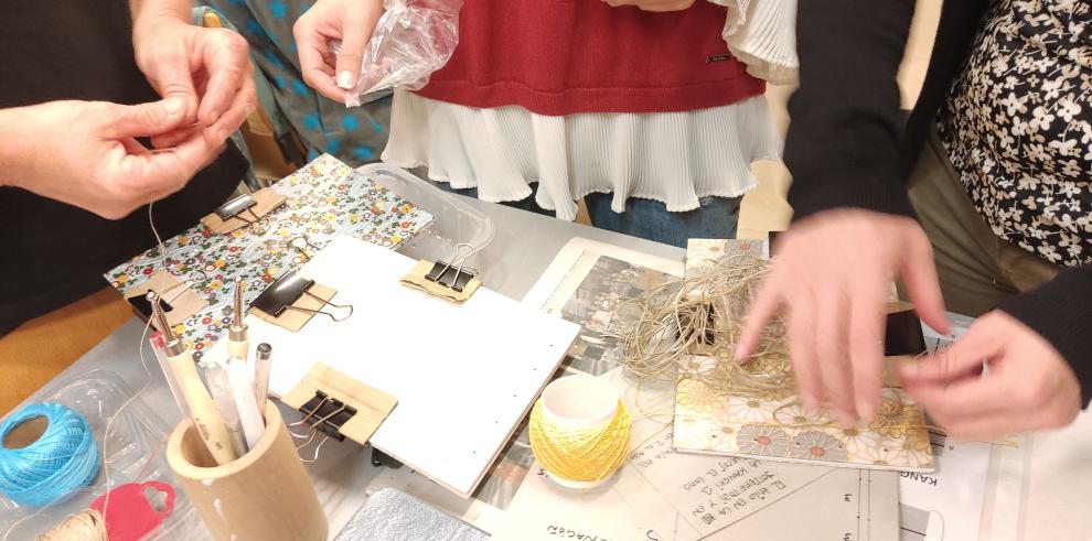 La Biblioteca Pública de Teruel celebra el Día de las Bibliotecas con distintas actividades como un taller de encuadernación japonesa.