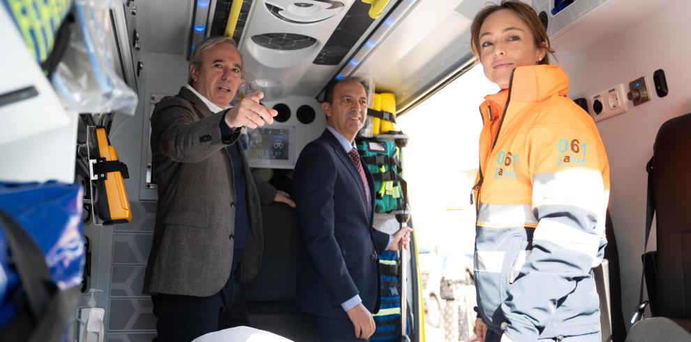El presidente y el consejero de Sanidad, durante la visita a Híjar.