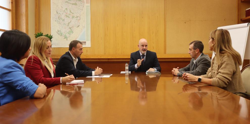 Juan Manuel Hernández, junto a los representantes de la FAMCP y del Ayuntamiento de Belchite